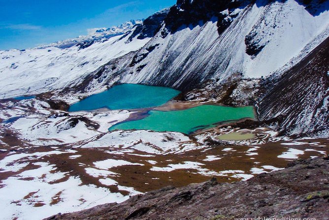Ausangate Trek 5 Days - Arapa Pass and the twin Puqa Q’ocha lagoons on Day 2