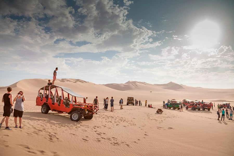Huacachina: Buggy en las Dunas al Atardecer y Sandboarding - Huacachina: The Oasis You Can See From the Desert Edge