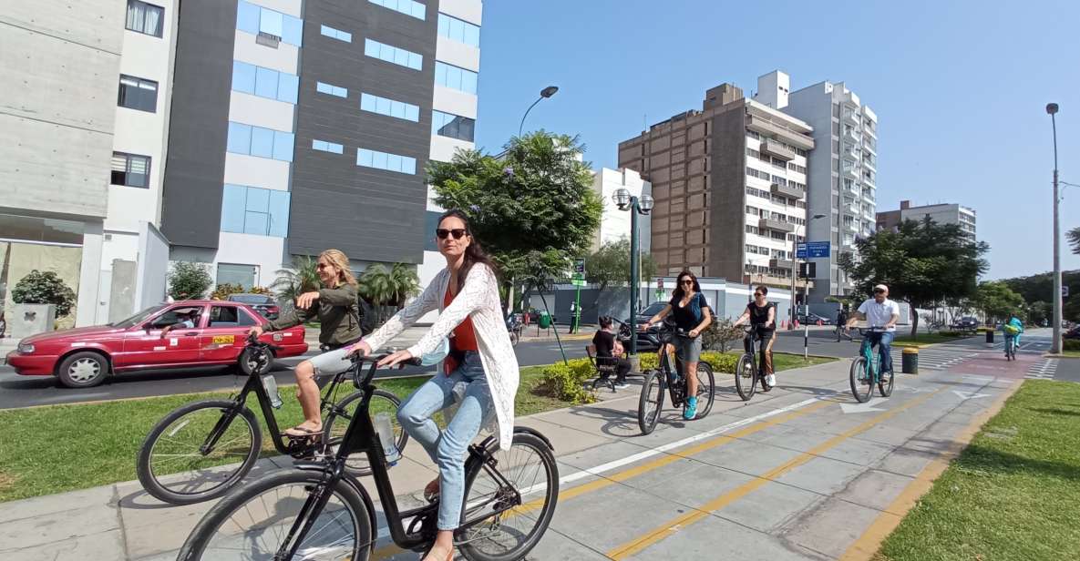 Lima Bike Tour: La Costa Verde & Jesus Statue in Chorrillos - Barranco by bike: murals, murals, and the Bridge of Sighs
