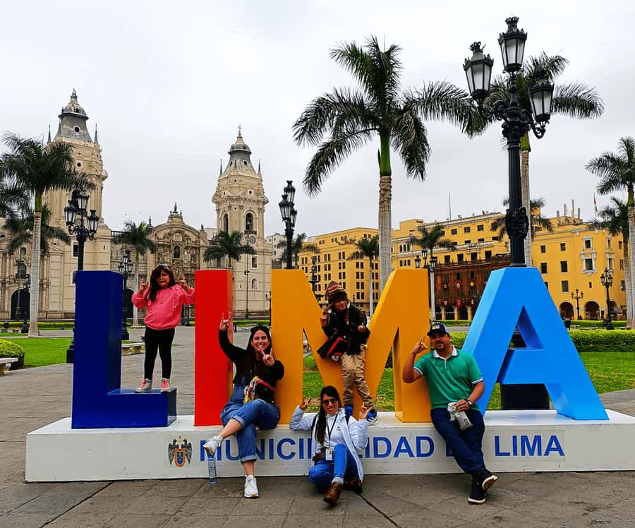 Lima: City Highlights Walking Tour & Catacombs - Plaza Mayor de Lima: Government Palace, Cathedral, and the Buildings You Can Name