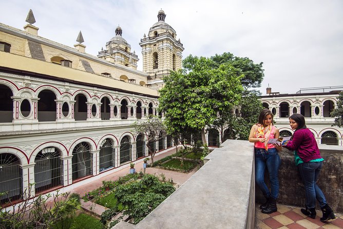 Lima FD Experience Pachacamac, Barranco, City Centre & Water Park - Barranco’s bohemian walk: graffiti, archaeology, and an included lunch