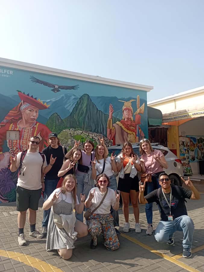 Lima: Historic Center Walking Tour with Pisco Sour Tasting - Plaza San Martín to Don Jose de San Martín: a clear meetup and a good tempo