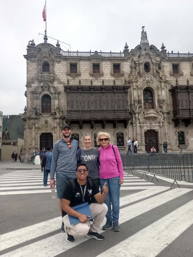 Lima: Historic Center Walking Tour with Pisco Sour Tasting - Iglesia de La Merced and Casa Courret: religious Lima and a photo-stop payoff