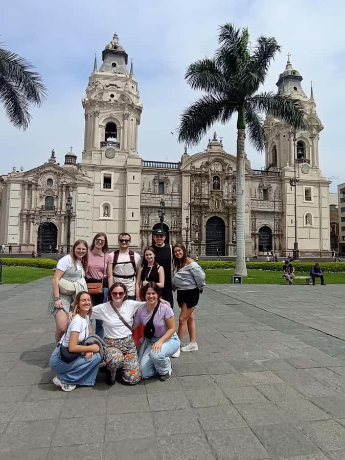 Lima: Historic Center Walking Tour with Pisco Sour Tasting - Taulichusco monument and Casa de Correos y Telegrafos: small stops, big story