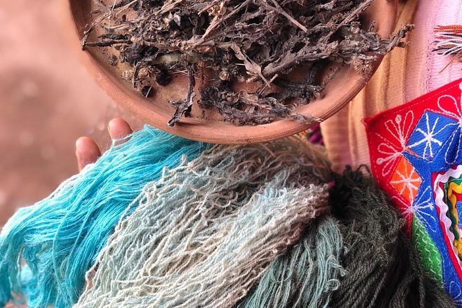 Sacred Valley Textile Workshop – Dyeing & Weaving in Cusco - Backstrap weaving: your hands learn the loom