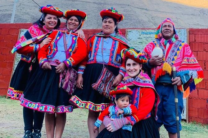 Sacred Valley Textile Workshop – Dyeing & Weaving in Cusco - Translation, community conversation, and the “family-style” feel
