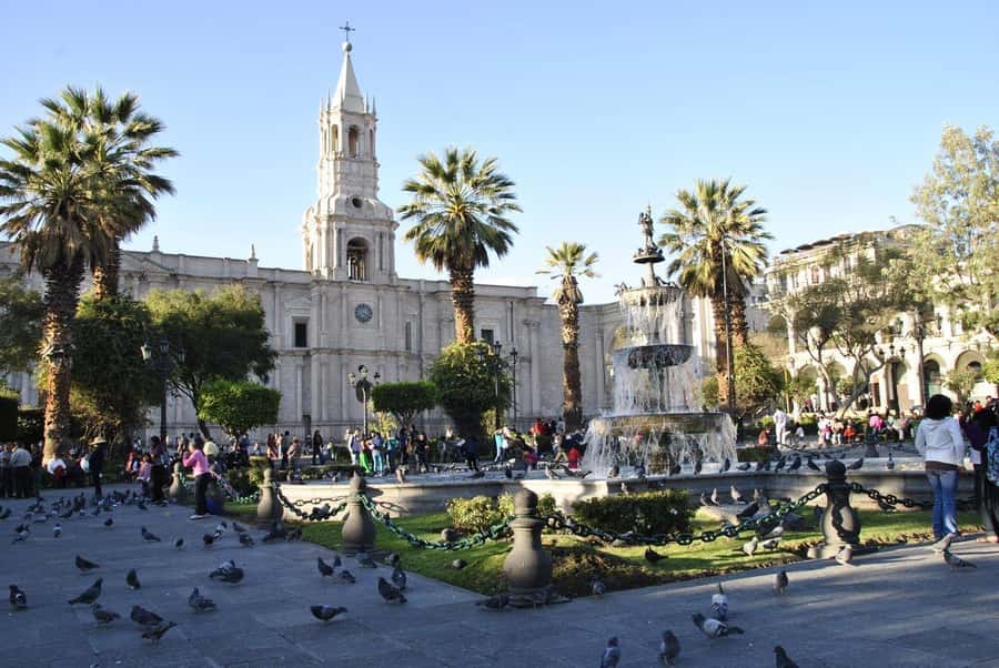 Walking tour in the Historic Center of Arequipa - Cloisters of the Company: quiet architecture with strong details