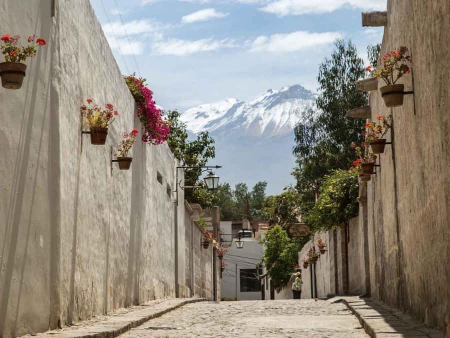 Walking tour in the Historic Center of Arequipa - El Puente Grau: volcano views that make Arequipa feel real